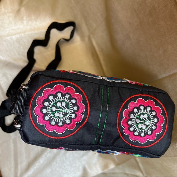 Embroidered crossbody bag with three separate zippered compartments, NWOT - Picture 12 of 16